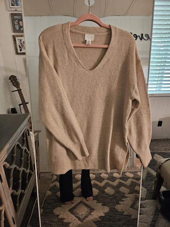 H&M Cream V-Neck Oversized Knit Sweater - Picture 2 of 6